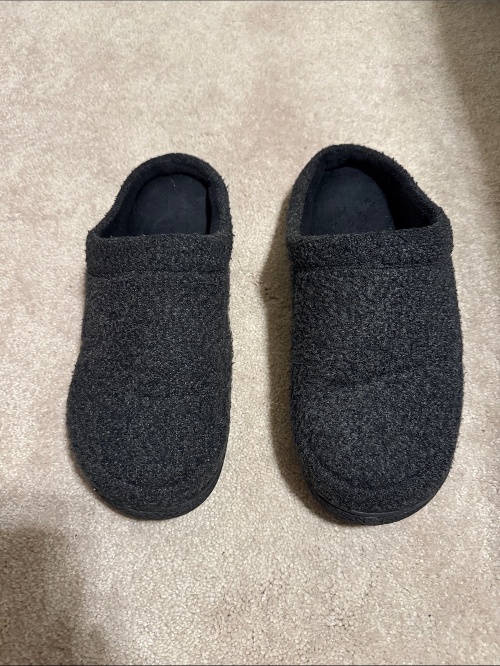 isotoner Men’s Black Textured Slip-On Clog Slippers